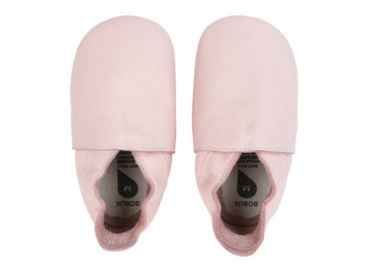 Beschreibung

Die Bobux Soft Soles sind Krabbel- und Hausschuhe für Babys bis hin zum Kleinkindalter und unterstützen Kinderfüße in ihrem natürlichen Wachstum, ohne einzuengen. Das extra weiche und biegsame Leder passt sich optimal an den Fuß an und lässt ihn atmen. Perfekt für Zuhause oder im Kindergarten, als Krabbel-, Haus- oder Gymnastikschuh.

Info

Falls die gewünschte Größe momentan online nicht vorrätig ist, senden Sie bitte eine kurze Nachricht an&nbsp;shop@dies-das.com. Wir prüfen gerne die Verfüg