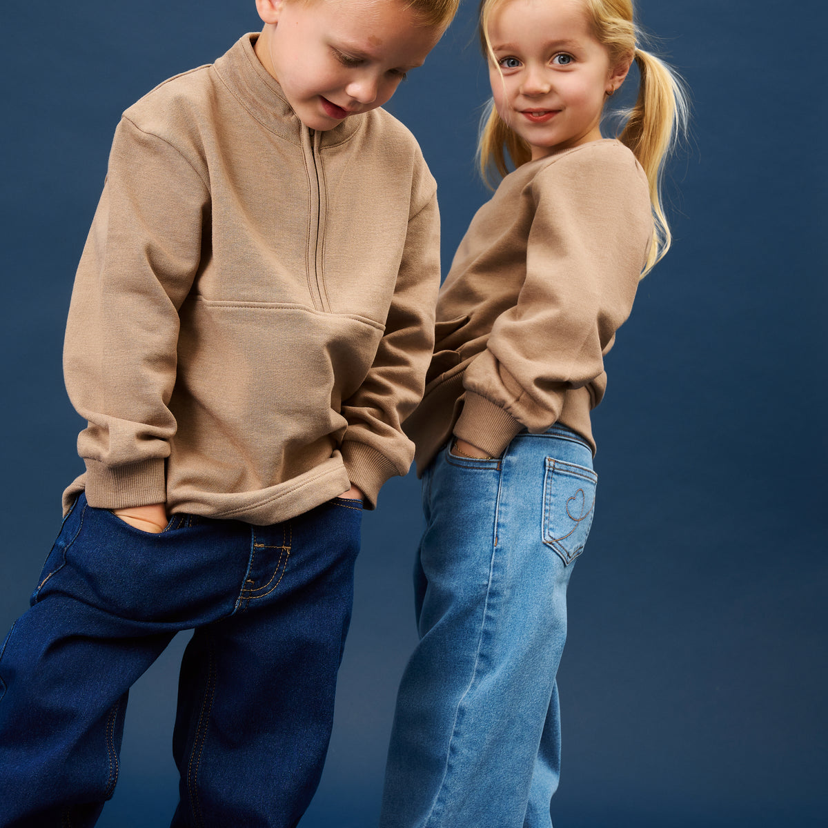 Klassische Wide Loose Fit Jeans von Minymo mit komfortablem Schnitt und hochwertiger Materialzusammensetzung für optimale Bewegungsfreiheit und Langlebigkeit.