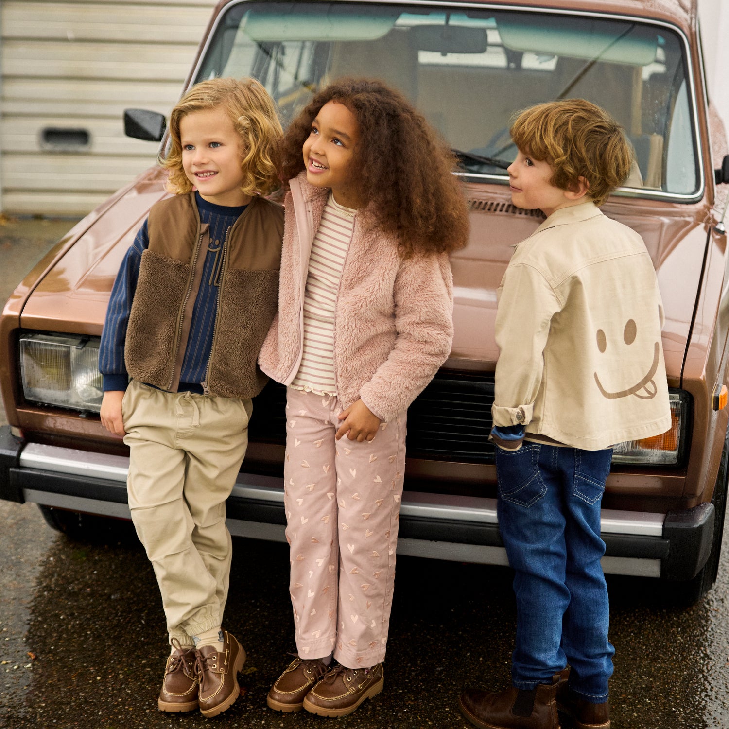 Rosa Twill-Hose mit liebevollen Herzdetails von Minymo. Aus 100% Baumwolle gefertigt für maximalen Komfort und Langlebigkeit. Perfekt für kleine Fashionistas, die Wert auf Qualität und süße Details legen.