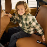 Eine kuschelige Teddy Jacke von Minymo mit trendigem All Over Print. Das weiche Material aus 100% Polyester bietet maximalen Komfort und Wärmeschutz für kühle Tage. Perfekt für Kinder, die Stil und Gemütlichkeit lieben.