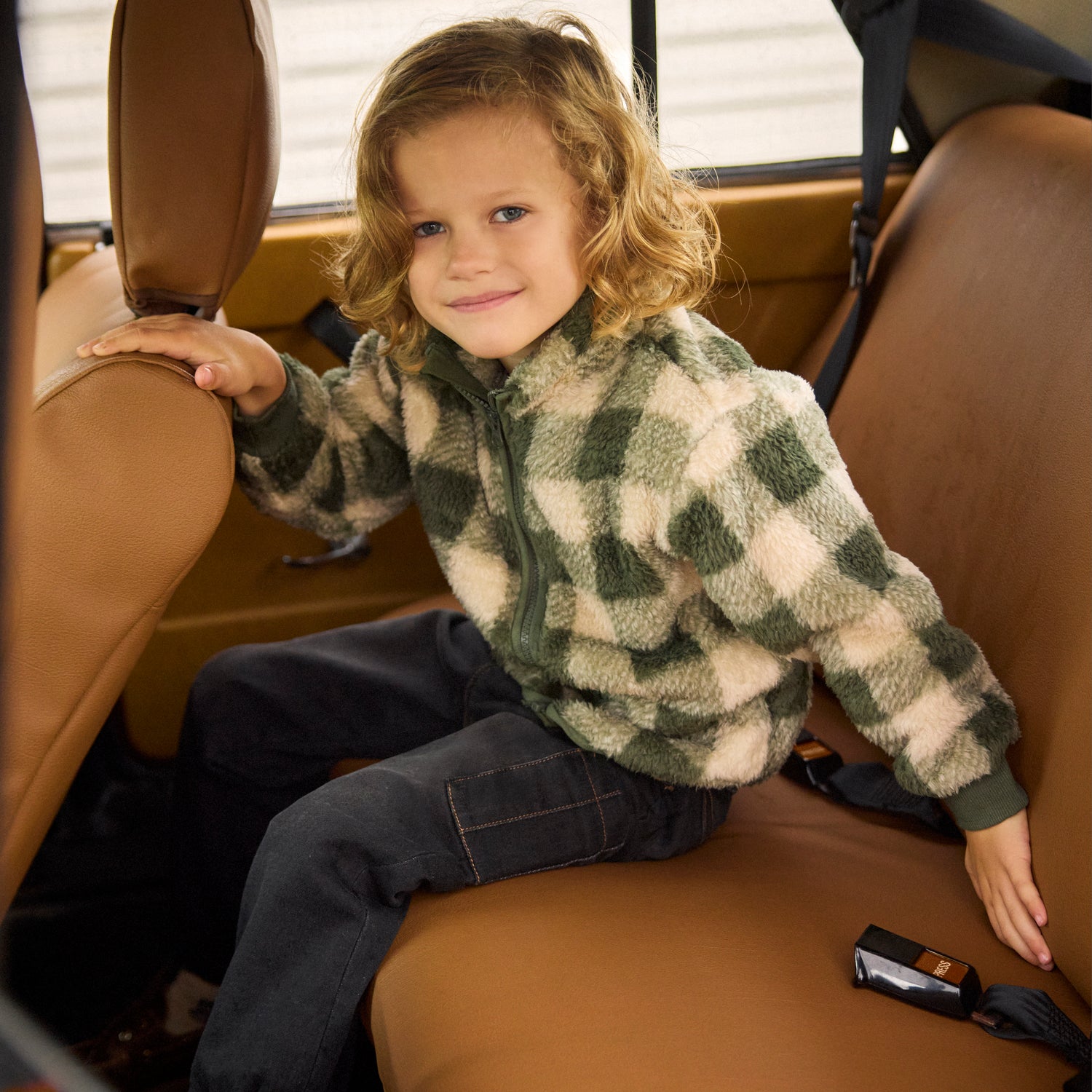 Eine kuschelige Teddy Jacke von Minymo mit trendigem All Over Print. Das weiche Material aus 100% Polyester bietet maximalen Komfort und Wärmeschutz für kühle Tage. Perfekt für Kinder, die Stil und Gemütlichkeit lieben.