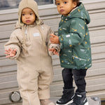Warme Winterjacke mit verspieltem All-Over-Dino-Print – perfekt für kleine Abenteurer. Die leichte Polyesterjacke bietet Schutz vor Kälte und Wind, während das bunte Design Kinderaugen zum Leuchten bringt. Ideal für Herbst und Winter.