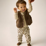 Weiches Teddy-Vest von Minymo aus 100% Polyester – perfekt für gemütliche Tage. Das kuschelige Material bietet maximalen Komfort und ist pflegeleicht. Ideal als Layering-Piece oder zum Entspannen zu Hause.