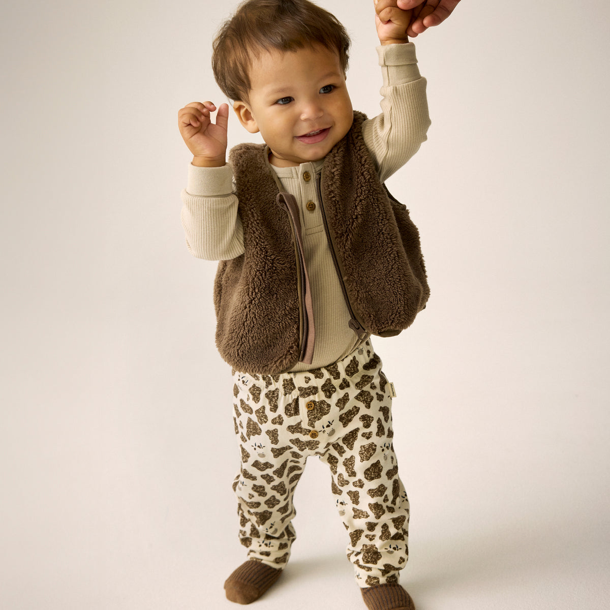 Weiches Teddy-Vest von Minymo aus 100% Polyester – perfekt für gemütliche Tage. Das kuschelige Material bietet maximalen Komfort und ist pflegeleicht. Ideal als Layering-Piece oder zum Entspannen zu Hause.