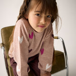 Ein weiches Knit-Meisterwerk für kleine Fashionistas – dieser rosa Pullover von Minymo besticht durch sein charmantes Herzmuster und die hochwertige Materialmischung. Perfekt für gemütliche Tage und elegante Momente.
