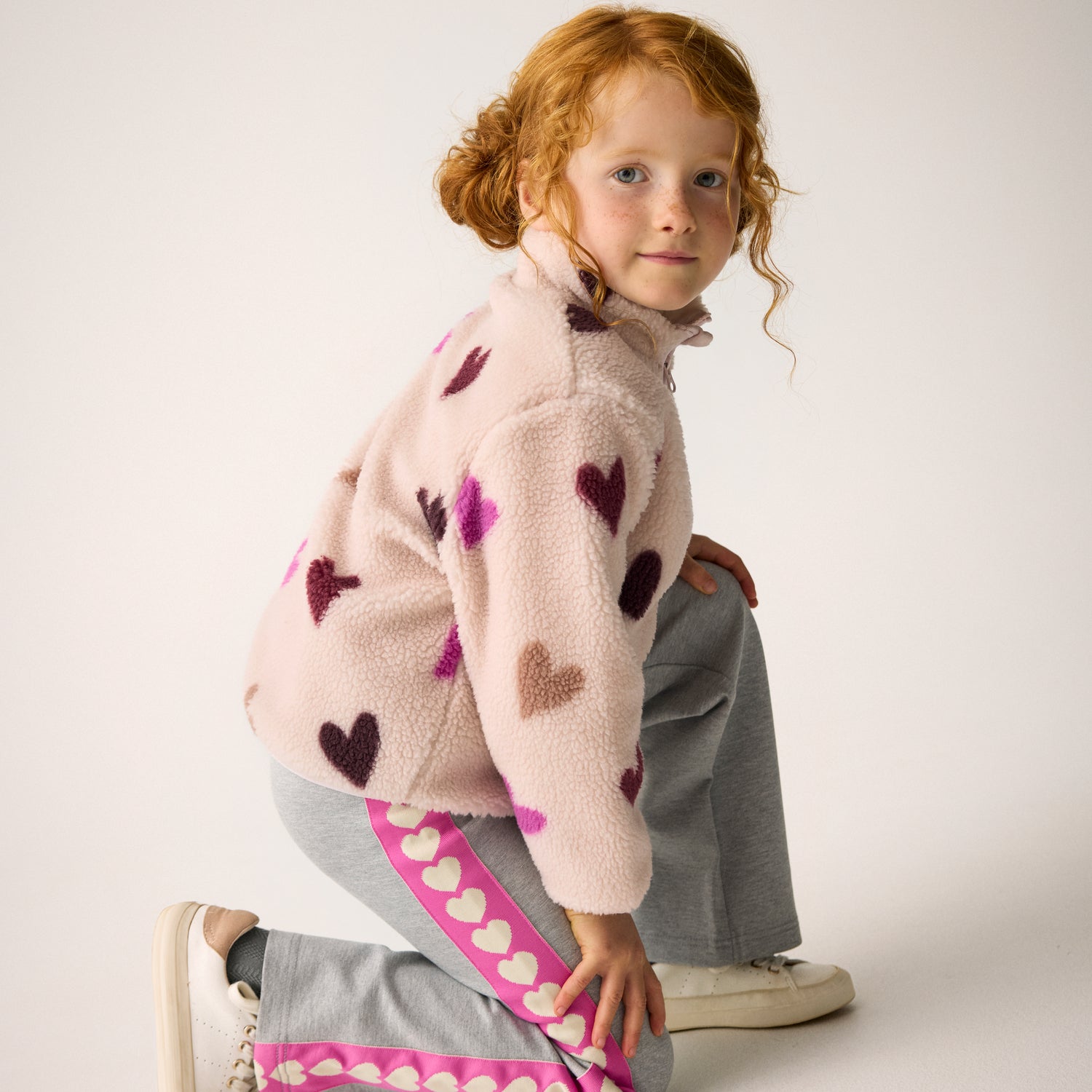 Kuschelige Teddy Jacke mit verspieltem All Over Herzprint – perfekt für kleine Abenteurer. Die hochwertige Polyesterfütterung sorgt für extra Wärme und Komfort an kühlen Tagen. Minymo Qualität für zeitlose Kindermode.