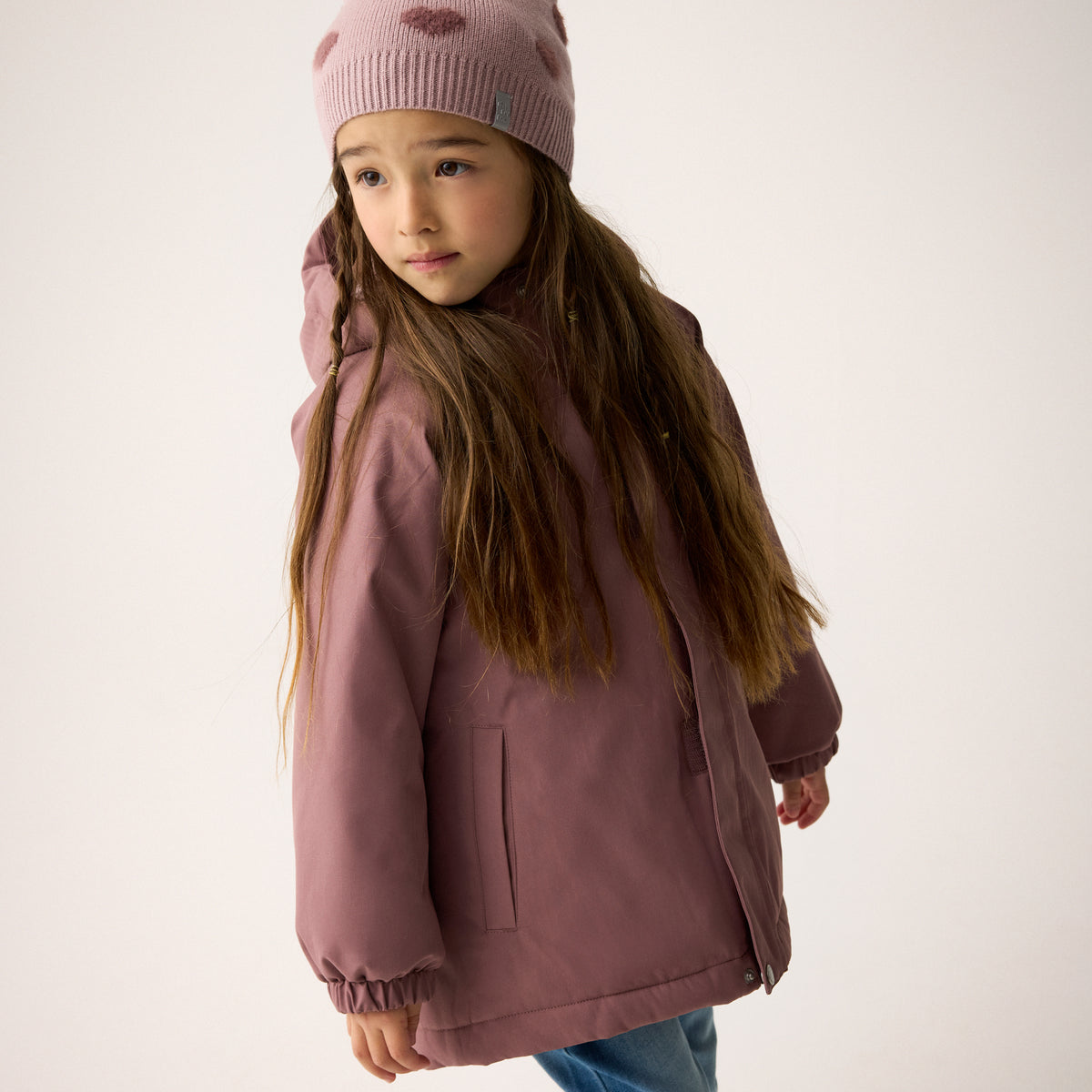 Weiche Teddy-Pile-Haube von Minymo in zartem Rosa mit niedlichem Herzmuster. Angenehm zu tragen und perfekt für kühle Tage. Aus hochwertiger Materialmischung: 52% Viscose, 28% Polyester und 20% Nylon für optimalen Komfort und Langlebigkeit.