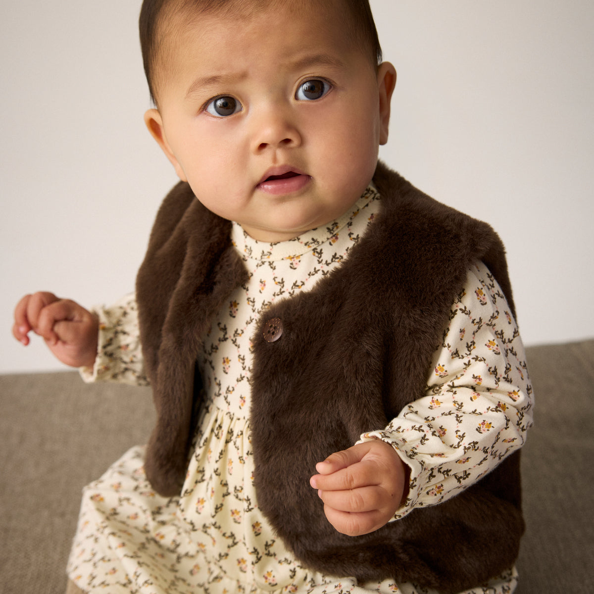 Elegantes Langarm-Body-Kleid mit charmanten Blumenmuster – perfekt für jeden Tag. Das hochwertige Material aus 95% Baumwolle und 5% Elastane bietet optimalen Komfort und Bewegungsfreiheit. Von Minymo, bekannt für qualitativ hochwertige Kindermode.