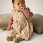 Herbstliches Kleid mit durchgehendem Blumenmuster aus reiner Baumwolle. Das leichte Cord-Material mit Futter bietet Komfort und Strapazierfähigkeit für den Alltag.