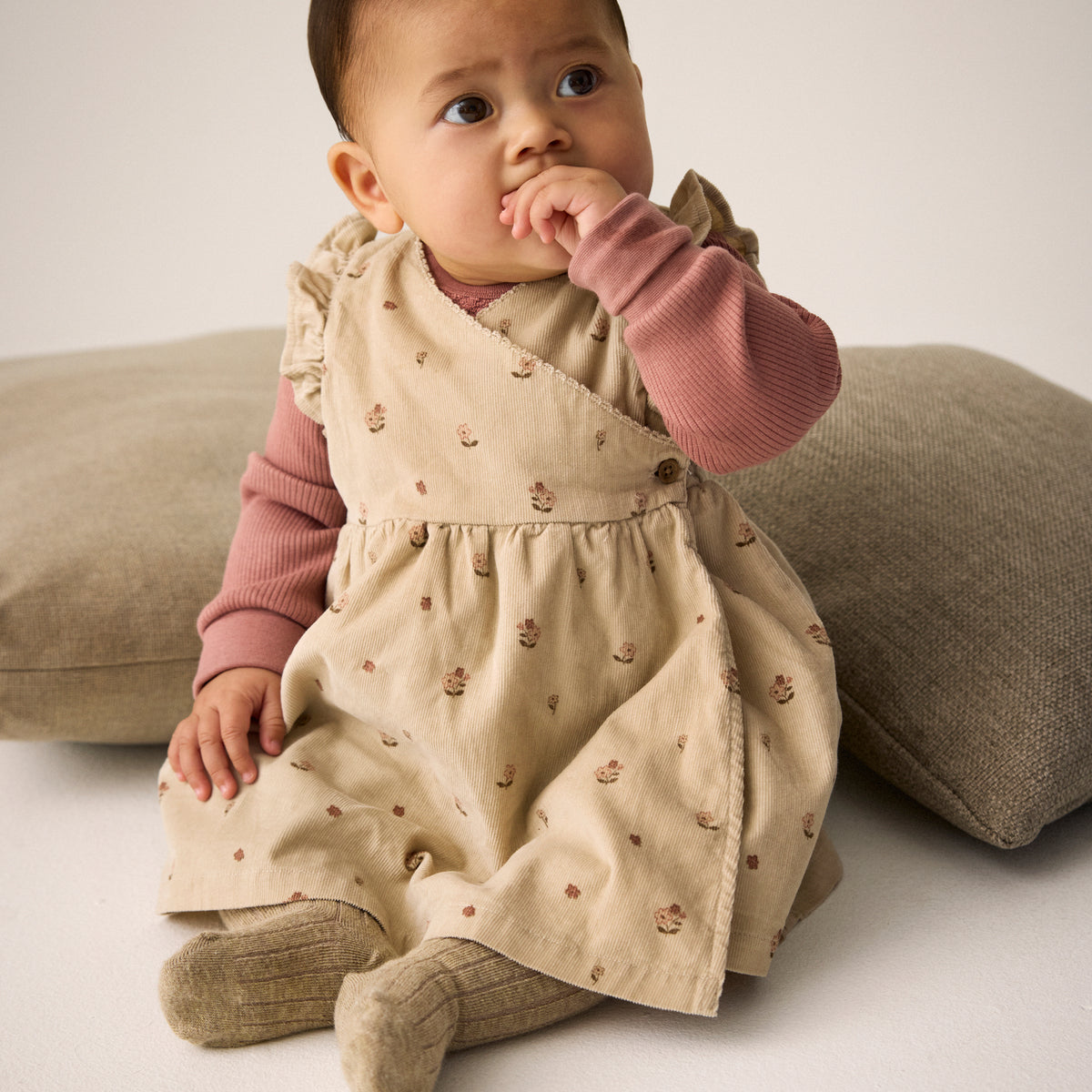 Herbstliches Kleid mit durchgehendem Blumenmuster aus reiner Baumwolle. Das leichte Cord-Material mit Futter bietet Komfort und Strapazierfähigkeit für den Alltag.