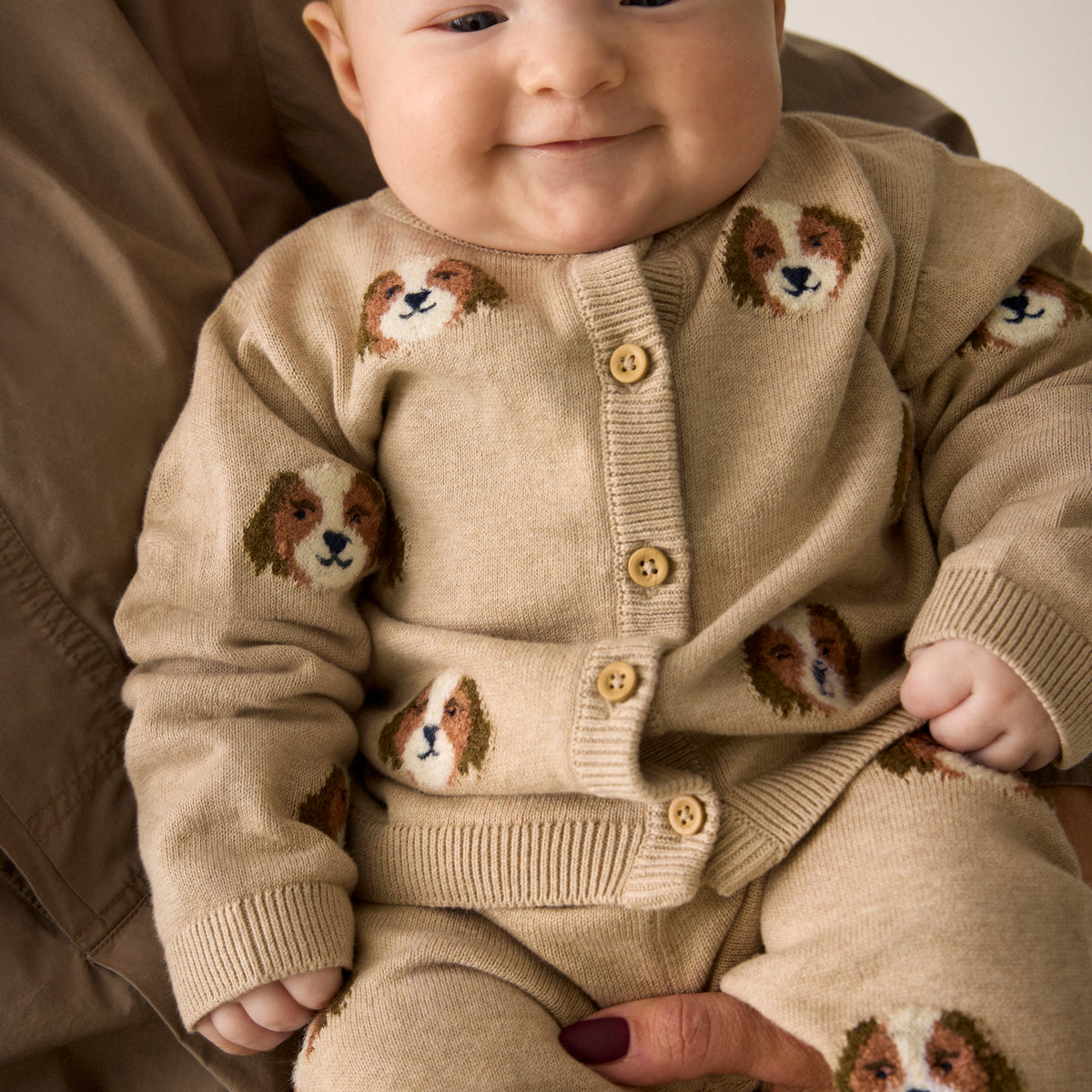 Gemütlicher beiger Knit Cardigan von Minymo mit niedlichen Hunde Motiven – perfekt für kleine Tierfreunde, die es kuschelig lieben.