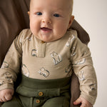 Hochwertiger Langarm-Body von Minymo mit charmanten All-Over-Tiermotiven – perfekt für kleine Entdecker, die Komfort und Stil lieben.