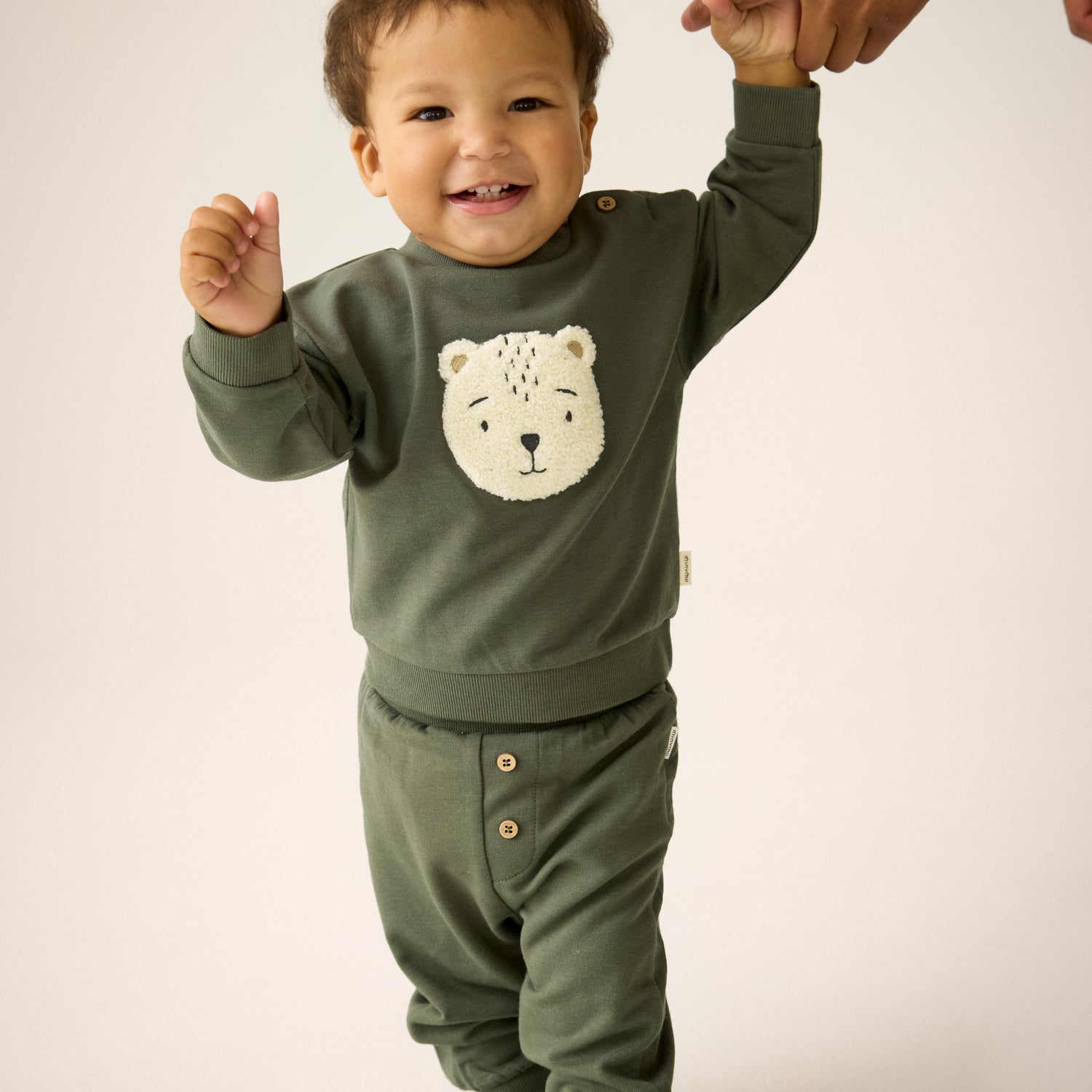Langarm Sweatshirt von Minymo mit süßem Bären Design aus angenehmer Viscose-Baumwoll-Mischung - perfekt für kalte Tage.