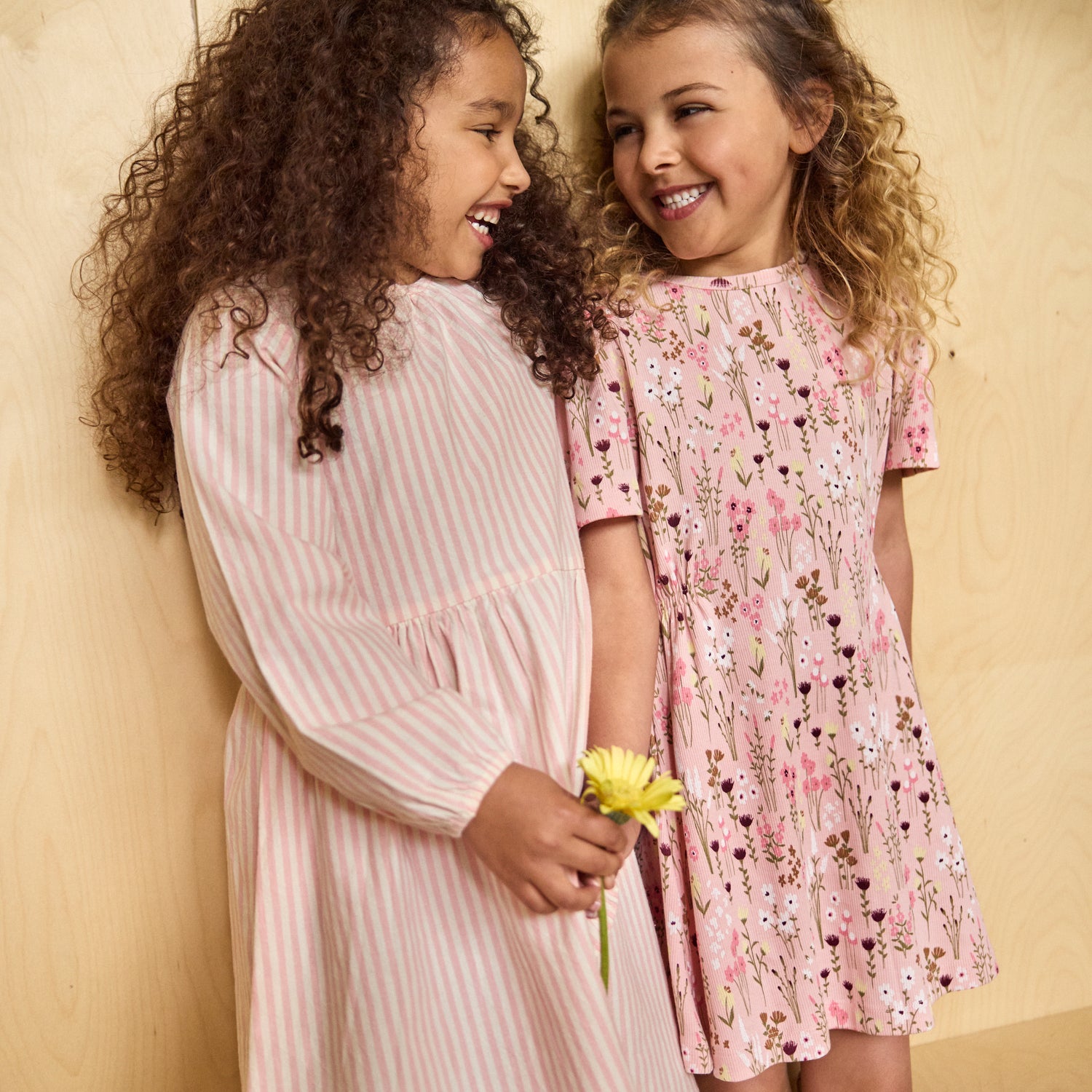 Kleid von MINYMO in Rosa mit all-Over Blumenprint.