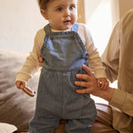 Blauer Overall mit Rüschendetails von MINYMO.