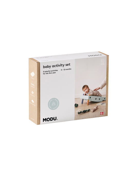 MODU Baby-Aktivitätsset – 12 spielerische Aktivitäten für die ersten 12 Lebensmonate. Dieses Set wurde von Experten für Babyentwicklung entwickelt und enthält einen umfassenden Leitfaden mit Werkzeugen, Wissen und Übungen, die die wichtigsten Wachstumsmeilensteine ​​Ihres Babys unterstützen; von der Bauchzeit bis zum Krabbeln und darüber hinaus. Als Teil der Erfahrung erhalten Sie speziell Entworfene Rasselstifte mit lustigen Geräuschen und Mustern, perfekt für sensorische Stimulation und Erkundung. Willkom
