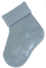 Die Babysocken im vorteilhaften 3er-Pack lassen sich super mit verschiedenen Outfits kombinieren und sind ein echtes Must-Have im Kleiderschrank deines Kindes. Das abschließende Bündchen sorgt für einen sicheren Halt ohne dabei Druckstellen an der empfindlichen Baby-Haut zu erzeugen.Die Söckchen sind in verschiedenen Unifarben erhältlich und super zu kombinieren.