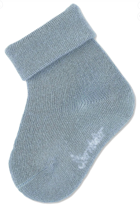 Die Babysocken im vorteilhaften 3er-Pack lassen sich super mit verschiedenen Outfits kombinieren und sind ein echtes Must-Have im Kleiderschrank deines Kindes. Das abschließende Bündchen sorgt für einen sicheren Halt ohne dabei Druckstellen an der empfindlichen Baby-Haut zu erzeugen.Die Söckchen sind in verschiedenen Unifarben erhältlich und super zu kombinieren.