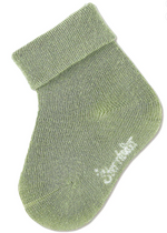 Die Babysocken im vorteilhaften 3er-Pack lassen sich super mit verschiedenen Outfits kombinieren und sind ein echtes Must-Have im Kleiderschrank deines Kindes. Das abschließende Bündchen sorgt für einen sicheren Halt ohne dabei Druckstellen an der empfindlichen Baby-Haut zu erzeugen.Die Söckchen sind in verschiedenen Unifarben erhältlich und super zu kombinieren.