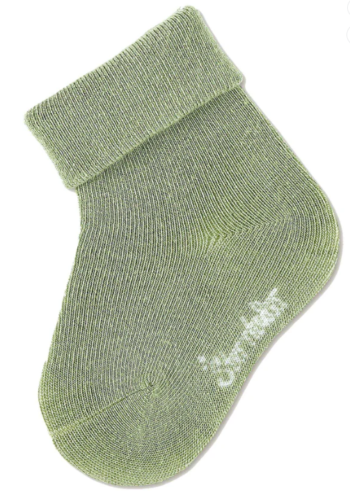 Die Babysocken im vorteilhaften 3er-Pack lassen sich super mit verschiedenen Outfits kombinieren und sind ein echtes Must-Have im Kleiderschrank deines Kindes. Das abschließende Bündchen sorgt für einen sicheren Halt ohne dabei Druckstellen an der empfindlichen Baby-Haut zu erzeugen.Die Söckchen sind in verschiedenen Unifarben erhältlich und super zu kombinieren.