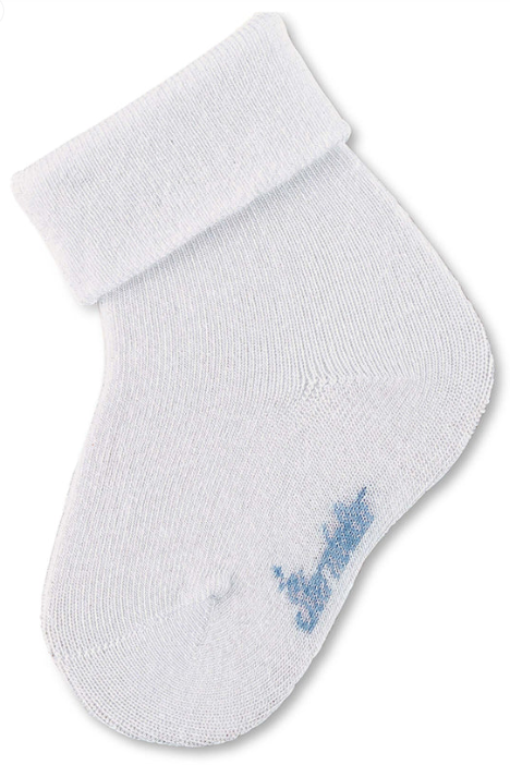 Die Babysocken im vorteilhaften 3er-Pack lassen sich super mit verschiedenen Outfits kombinieren und sind ein echtes Must-Have im Kleiderschrank deines Kindes. Das abschließende Bündchen sorgt für einen sicheren Halt ohne dabei Druckstellen an der empfindlichen Baby-Haut zu erzeugen.Die Söckchen sind in verschiedenen Unifarben erhältlich und super zu kombinieren.