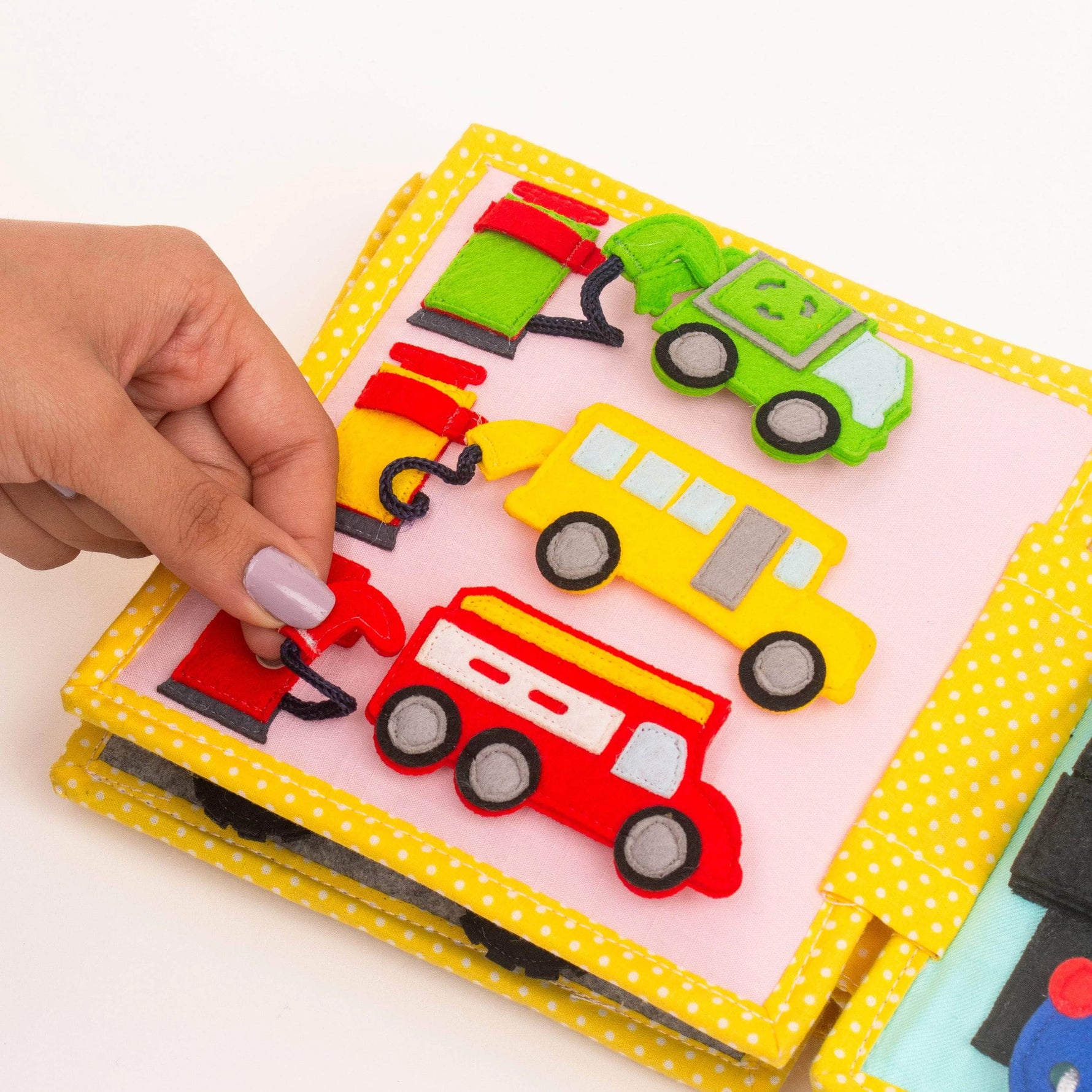 Tauche ein in die aufregende Welt des&nbsp;Mini Quiet Book "Mein erster Bagger" von Jolly Designs! Dieses liebevoll handgefertigte Buch ist speziell für kleine Baumeister ab 18 Monaten konzipiert. Hergestellt aus kinderfreundlichen, OEKO-TEX® zertifizierten Materialien, bietet es sicheren Spielspaß und fördert spielerisch die motorische und kognitive Entwicklung deines Kindes.
