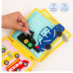 Tauche ein in die aufregende Welt des&nbsp;Mini Quiet Book "Mein erster Bagger" von Jolly Designs! Dieses liebevoll handgefertigte Buch ist speziell für kleine Baumeister ab 18 Monaten konzipiert. Hergestellt aus kinderfreundlichen, OEKO-TEX® zertifizierten Materialien, bietet es sicheren Spielspaß und fördert spielerisch die motorische und kognitive Entwicklung deines Kindes.