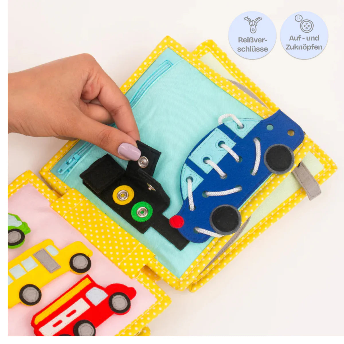 Tauche ein in die aufregende Welt des&nbsp;Mini Quiet Book "Mein erster Bagger" von Jolly Designs! Dieses liebevoll handgefertigte Buch ist speziell für kleine Baumeister ab 18 Monaten konzipiert. Hergestellt aus kinderfreundlichen, OEKO-TEX® zertifizierten Materialien, bietet es sicheren Spielspaß und fördert spielerisch die motorische und kognitive Entwicklung deines Kindes.