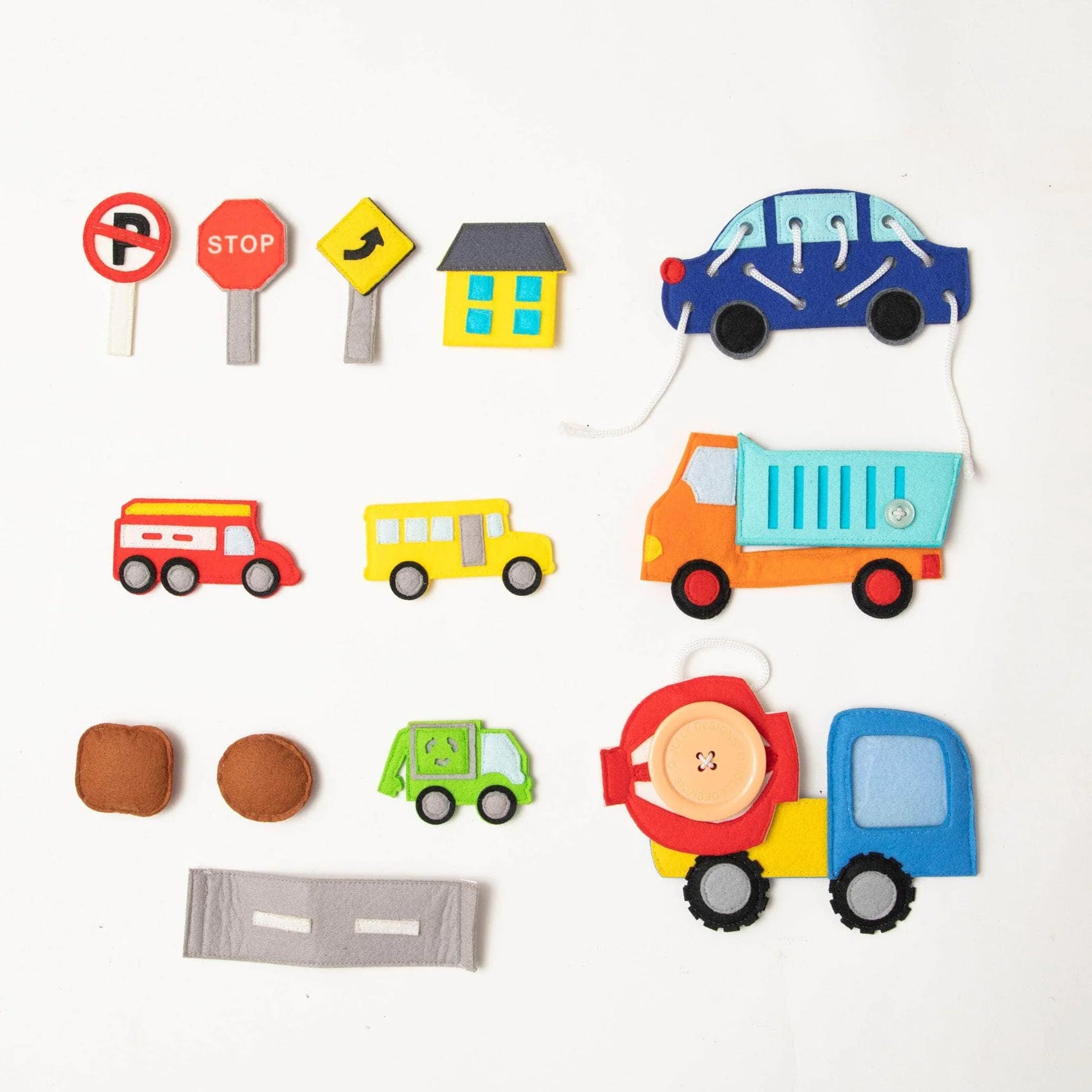 Tauche ein in die aufregende Welt des&nbsp;Mini Quiet Book "Mein erster Bagger" von Jolly Designs! Dieses liebevoll handgefertigte Buch ist speziell für kleine Baumeister ab 18 Monaten konzipiert. Hergestellt aus kinderfreundlichen, OEKO-TEX® zertifizierten Materialien, bietet es sicheren Spielspaß und fördert spielerisch die motorische und kognitive Entwicklung deines Kindes.