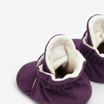Die Kings &amp; Rebels Baby Booties wurden mit einem einfachen und praktischen Druckknopf- Verschluss entworfen, was das Anziehen von strampelnden Babys in wenigen Sekunden ermöglicht.

Der komplett um die Ferse verlaufende und über dem Knöchel sitzende, integrierte Gummizug verhindert auch bei sehr aktiven Babys das Herunterrutschen des Booties.

Die Booties passen sich perfekt an die individuelle Form der Babyfüße an und schränken somit die natürliche Entwicklung in keinster Weise ein.&nbsp;

Alle Kings &