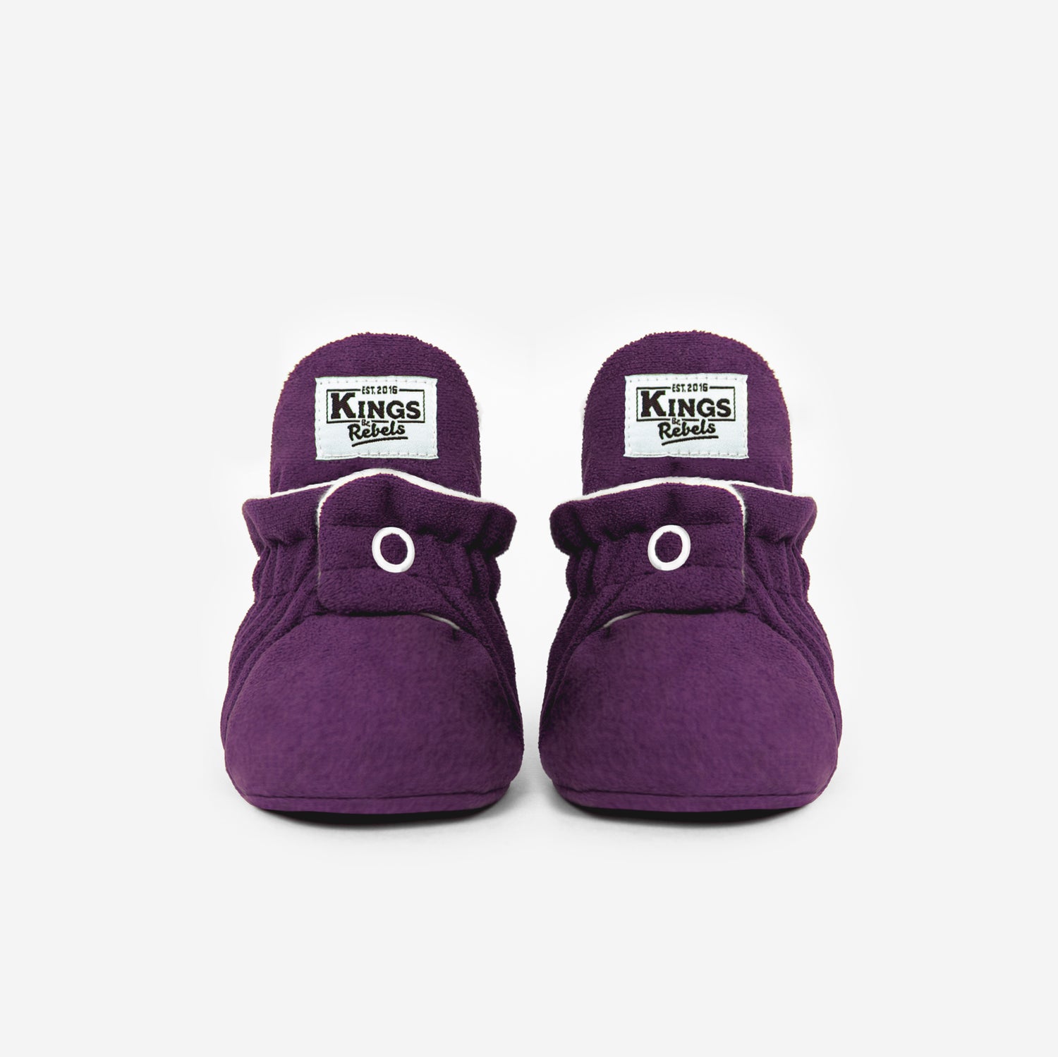 Die Kings &amp; Rebels Baby Booties wurden mit einem einfachen und praktischen Druckknopf- Verschluss entworfen, was das Anziehen von strampelnden Babys in wenigen Sekunden ermöglicht.

Der komplett um die Ferse verlaufende und über dem Knöchel sitzende, integrierte Gummizug verhindert auch bei sehr aktiven Babys das Herunterrutschen des Booties.

Die Booties passen sich perfekt an die individuelle Form der Babyfüße an und schränken somit die natürliche Entwicklung in keinster Weise ein.&nbsp;

Alle Kings &