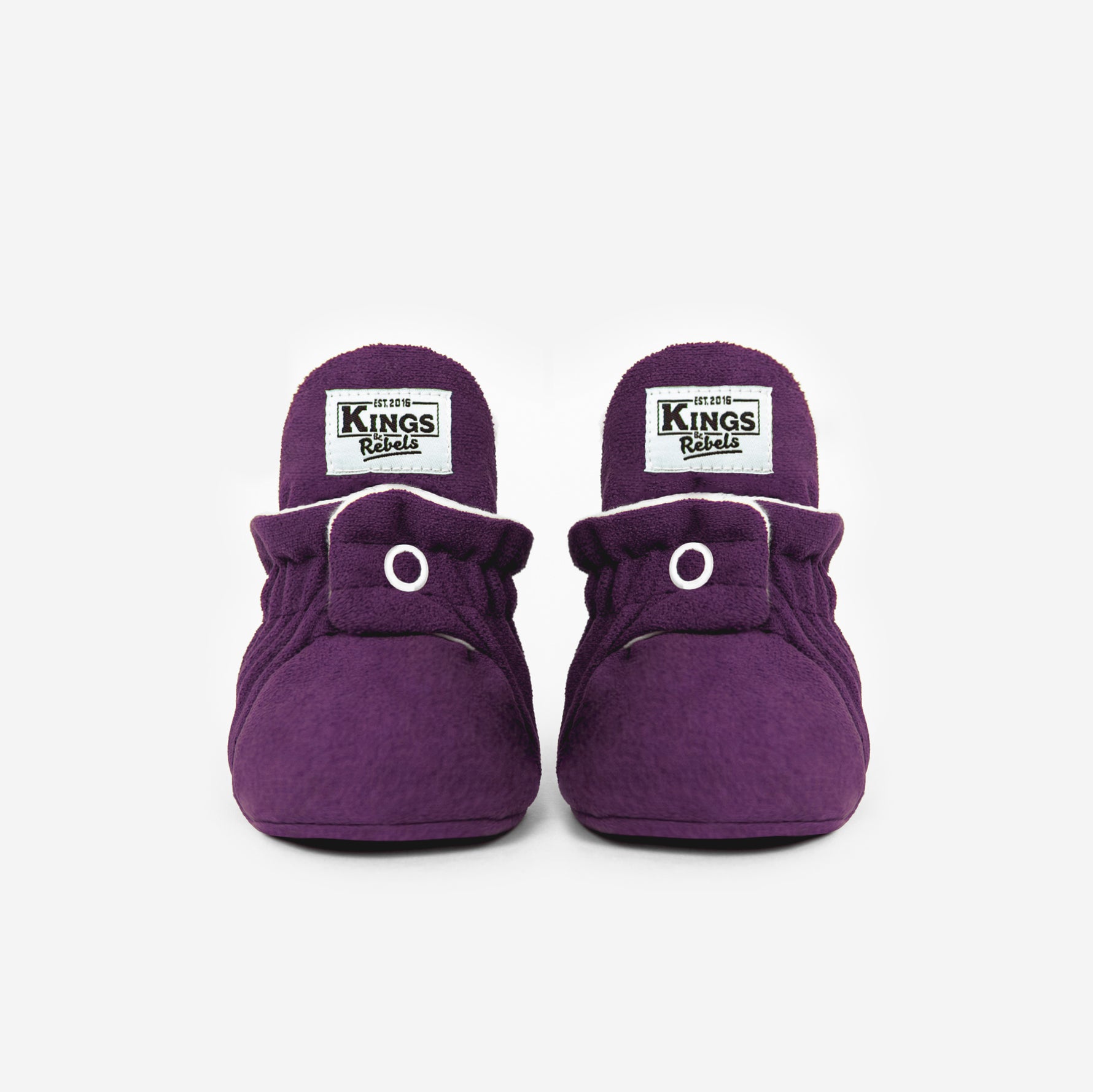 Die Kings &amp; Rebels Baby Booties wurden mit einem einfachen und praktischen Druckknopf- Verschluss entworfen, was das Anziehen von strampelnden Babys in wenigen Sekunden ermöglicht.

Der komplett um die Ferse verlaufende und über dem Knöchel sitzende, integrierte Gummizug verhindert auch bei sehr aktiven Babys das Herunterrutschen des Booties.

Die Booties passen sich perfekt an die individuelle Form der Babyfüße an und schränken somit die natürliche Entwicklung in keinster Weise ein.&nbsp;

Alle Kings &
