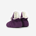 Die Kings &amp; Rebels Baby Booties wurden mit einem einfachen und praktischen Druckknopf- Verschluss entworfen, was das Anziehen von strampelnden Babys in wenigen Sekunden ermöglicht.

Der komplett um die Ferse verlaufende und über dem Knöchel sitzende, integrierte Gummizug verhindert auch bei sehr aktiven Babys das Herunterrutschen des Booties.

Die Booties passen sich perfekt an die individuelle Form der Babyfüße an und schränken somit die natürliche Entwicklung in keinster Weise ein.&nbsp;

Alle Kings &
