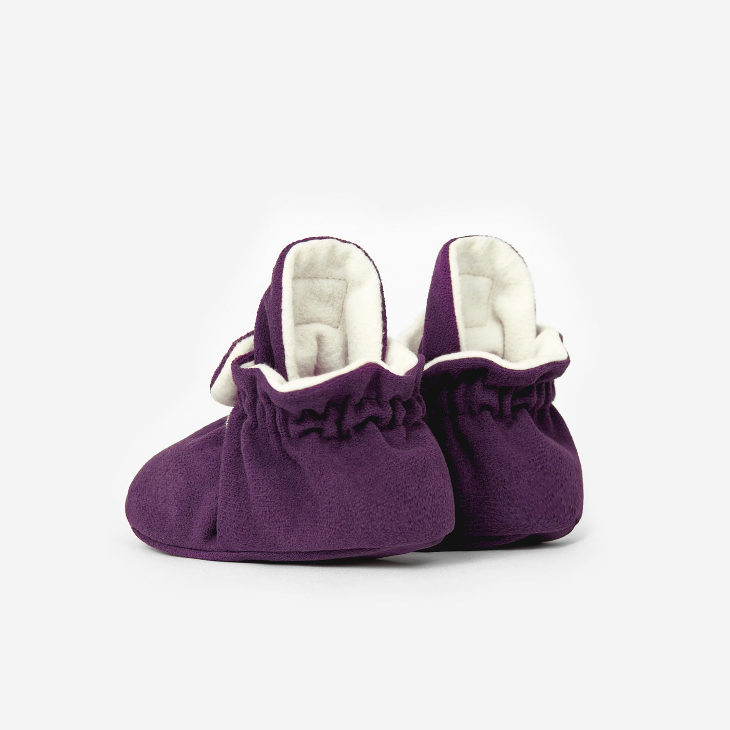 Die Kings &amp; Rebels Baby Booties wurden mit einem einfachen und praktischen Druckknopf- Verschluss entworfen, was das Anziehen von strampelnden Babys in wenigen Sekunden ermöglicht.

Der komplett um die Ferse verlaufende und über dem Knöchel sitzende, integrierte Gummizug verhindert auch bei sehr aktiven Babys das Herunterrutschen des Booties.

Die Booties passen sich perfekt an die individuelle Form der Babyfüße an und schränken somit die natürliche Entwicklung in keinster Weise ein.&nbsp;

Alle Kings &