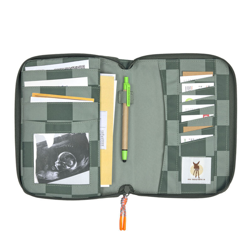 Die grün oliv Mutterpasshülle ist ein Organisationstalent für während und nach der Schwangerschaft. Dank des Reißverschlusses sind sämtliche Dokumente, wie z.B. der Mutterpass, das U-Heft sicher verstaut.