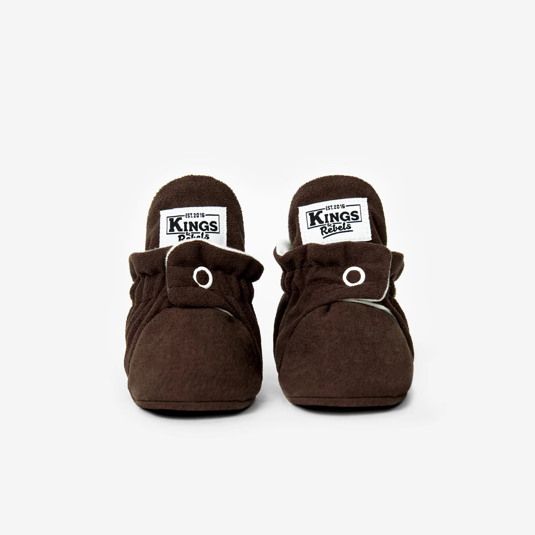 Die Kings &amp; Rebels Baby Booties wurden mit einem einfachen und praktischen Druckknopf- Verschluss entworfen, was das Anziehen von strampelnden Babys in wenigen Sekunden ermöglicht.

Der komplett um die Ferse verlaufende und über dem Knöchel sitzende, integrierte Gummizug verhindert auch bei sehr aktiven Babys das Herunterrutschen des Booties.

Die Booties passen sich perfekt an die individuelle Form der Babyfüße an und schränken somit die natürliche Entwicklung in keinster Weise ein.&nbsp;

Alle Kings &
