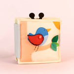 Das Mini Quiet Book „Magischer Vogel“ von Jolly Design fördert Kreativität, Konzentration und Feinmotorik bei Kindern ab 18 Monaten. Mit farbenfrohen, interaktiven Szenen wie beweglichen Ohren, Knöpfen und Reißverschlüssen unterstützt es spielerisch Hand-Auge-Koordination und erste Rollenspiele.