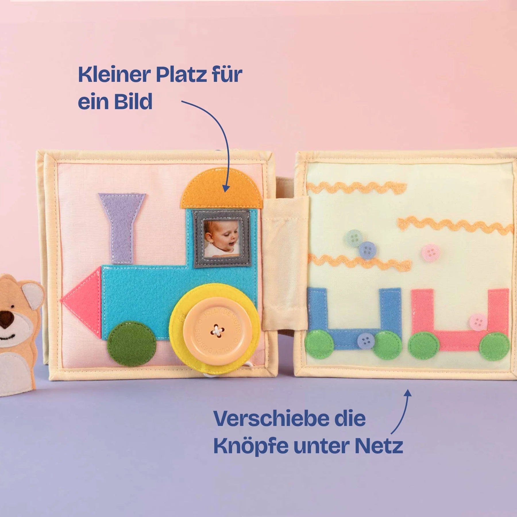 Das Mini Quiet Book Autobahn von Jolly Designs nimmt Kinder ab 2 Jahren mit auf eine fantasievolle Reise durch die Welt der Fahrzeuge. Auf 6 liebevoll handgefertigten Seiten können sie spielerisch Autos, Lokomotiven und Schiffe erkunden. Mit interaktiven Elementen wie Knöpfen, Klettverschlüssen und beweglichen Teilen fördert das Buch Feinmotorik, Konzentration und Kreativität und regt die Fantasie sowie die kognitive Entwicklung an.