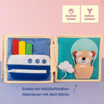 Das Mini Quiet Book Autobahn von Jolly Designs nimmt Kinder ab 2 Jahren mit auf eine fantasievolle Reise durch die Welt der Fahrzeuge. Auf 6 liebevoll handgefertigten Seiten können sie spielerisch Autos, Lokomotiven und Schiffe erkunden. Mit interaktiven Elementen wie Knöpfen, Klettverschlüssen und beweglichen Teilen fördert das Buch Feinmotorik, Konzentration und Kreativität und regt die Fantasie sowie die kognitive Entwicklung an.