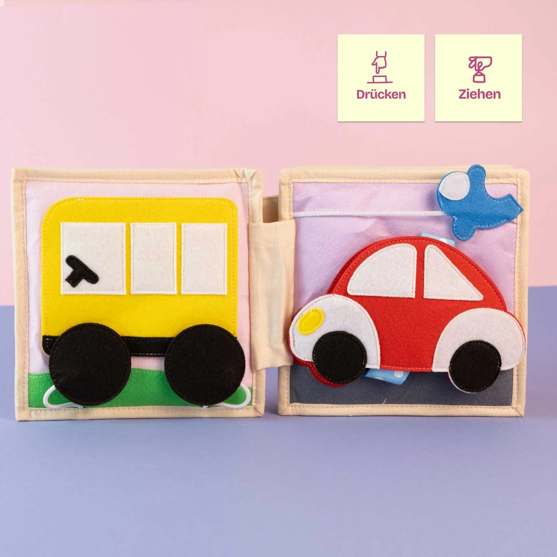 Das Mini Quiet Book Autobahn von Jolly Designs nimmt Kinder ab 2 Jahren mit auf eine fantasievolle Reise durch die Welt der Fahrzeuge. Auf 6 liebevoll handgefertigten Seiten können sie spielerisch Autos, Lokomotiven und Schiffe erkunden. Mit interaktiven Elementen wie Knöpfen, Klettverschlüssen und beweglichen Teilen fördert das Buch Feinmotorik, Konzentration und Kreativität und regt die Fantasie sowie die kognitive Entwicklung an.