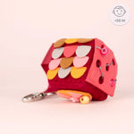 Ob für Kinderhände, Schulpausen oder erwachsene Gedankenpausen: Der Calmi Cube „Ruali“ von Jolly Design ist ein stiller Begleiter, der durch gezielte Handbewegungen die Konzentration stärkt, die Feinmotorik trainiert und innere Unruhe abbaut – ganz ohne Geräusche.