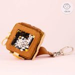 Der Calmi Cube „Yelli" von Jolly Design ist dein perfekter Begleiter für stressfreie Momente. Mit wechselnden Pailletten, magnetischer Schmetterlingsklappe, Perlen-Sanduhr und Fädelspiel bietet er vielfältige sensorische Erfahrungen. Ideal zum Entspannen und Fokussieren – für Schule, Arbeit oder unterwegs. Der handliche Würfel mit Karabiner passt überall hin und hilft, innere Unruhe zu bewältigen.