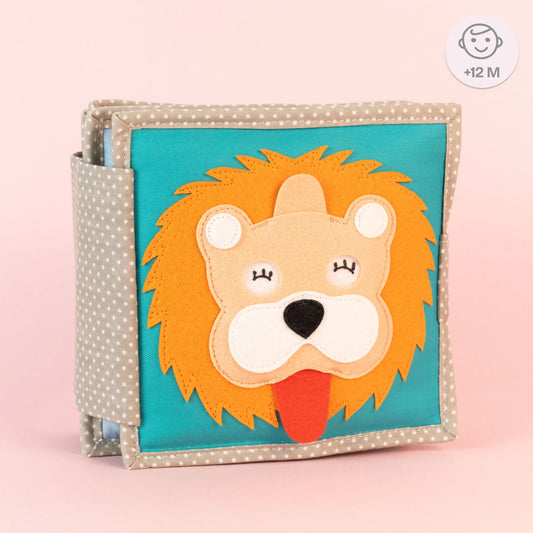 Mit dem Dösender Löwe Quiet Book zieht ein zauberhaftes Lernspielzeug ins Zimmer deines Kindes ein. Dieses Quiet Book fördert die individuelle Entwicklung und bringt spielerischen Lernspaß ab dem 1. Geburtstag!