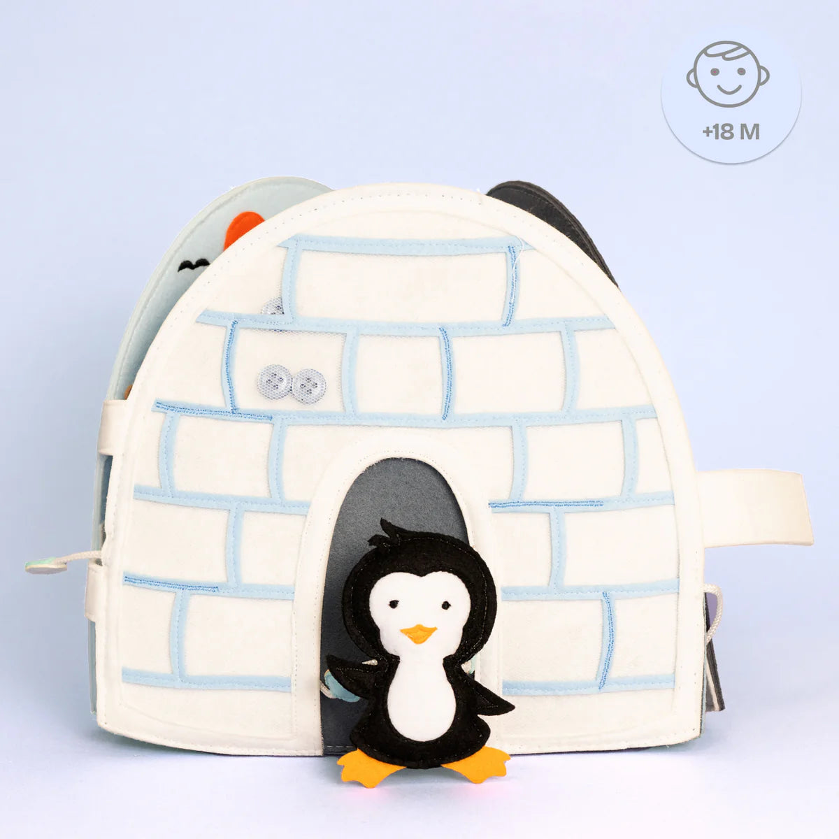 Dieser Travel Buddy Pinguin von Jolly Design ist das perfekte Abenteuer für Kinder ab 18 Monaten. Mit interaktiven Elementen wie Knöpfen, Reißverschlüssen und Schiebern entwickeln Kleinkinder spielerisch ihre motorischen Fähigkeiten. Die vielfältigen Texturen und arktischen Details regen Fantasie und Sinneswahrnehmung an. Aus zertifizierten, robusten Materialien hergestellt – ideal für Zuhause und unterwegs.