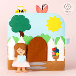 Der Travel Buddy „Komm mit nach draußen" von Jolly Design entführt kleine Entdecker:innen spielerisch in die Natur. Mit liebevoll gestalteten Szenen, beweglichen Elementen und Überraschungsklappen trainiert das handgefertigte Lernspielzeug Feinmotorik, Konzentration und Wahrnehmung. Gemeinsam mit Ergotherapeutin Silvia Resei entwickelt, verbindet es kreativen Spielspaß mit pädagogischem Wert. Leicht zu tragen und robust – der perfekte Begleiter für Abenteuer unterwegs.