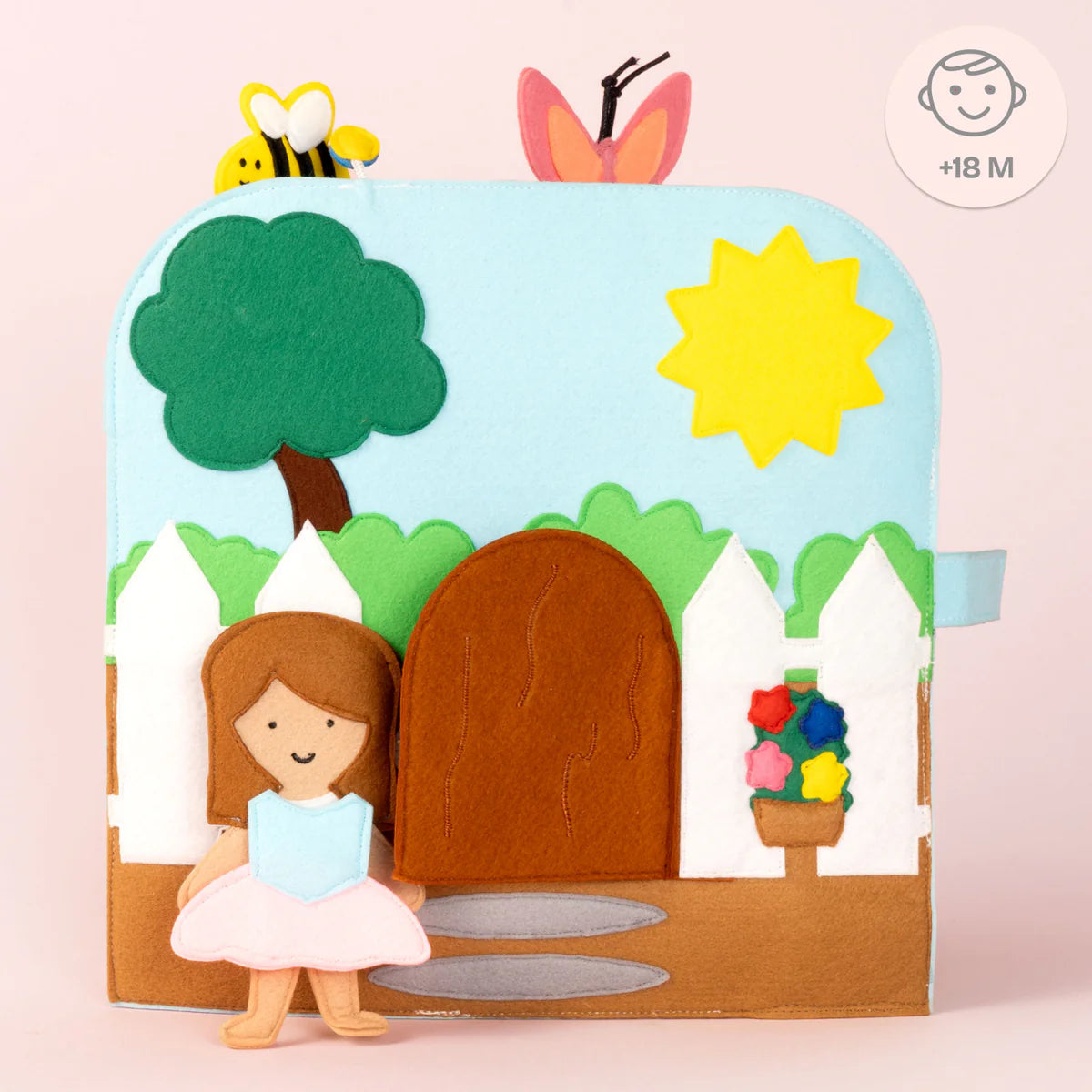 Der Travel Buddy „Komm mit nach draußen" von Jolly Design entführt kleine Entdecker:innen spielerisch in die Natur. Mit liebevoll gestalteten Szenen, beweglichen Elementen und Überraschungsklappen trainiert das handgefertigte Lernspielzeug Feinmotorik, Konzentration und Wahrnehmung. Gemeinsam mit Ergotherapeutin Silvia Resei entwickelt, verbindet es kreativen Spielspaß mit pädagogischem Wert. Leicht zu tragen und robust – der perfekte Begleiter für Abenteuer unterwegs.