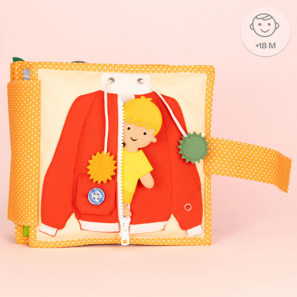 Begleite dein Kind durch einen bunten Tag mit diesem Quiet Book von Jolly Design. Die bewegliche Figur erlebt alltägliche Abenteuer – Schuhe anziehen, Fahrrad fahren, gießen und spielen. Jede Seite lädt zum Nachspielen ein und stärkt dabei Feinmotorik, Geduld und Konzentration. Ideal, um Alltagsstrukturen zu verstehen und Selbstständigkeit zu entwickeln. Ein handgefertigtes Lernbuch voller Farben und Details für kleine Entdecker.