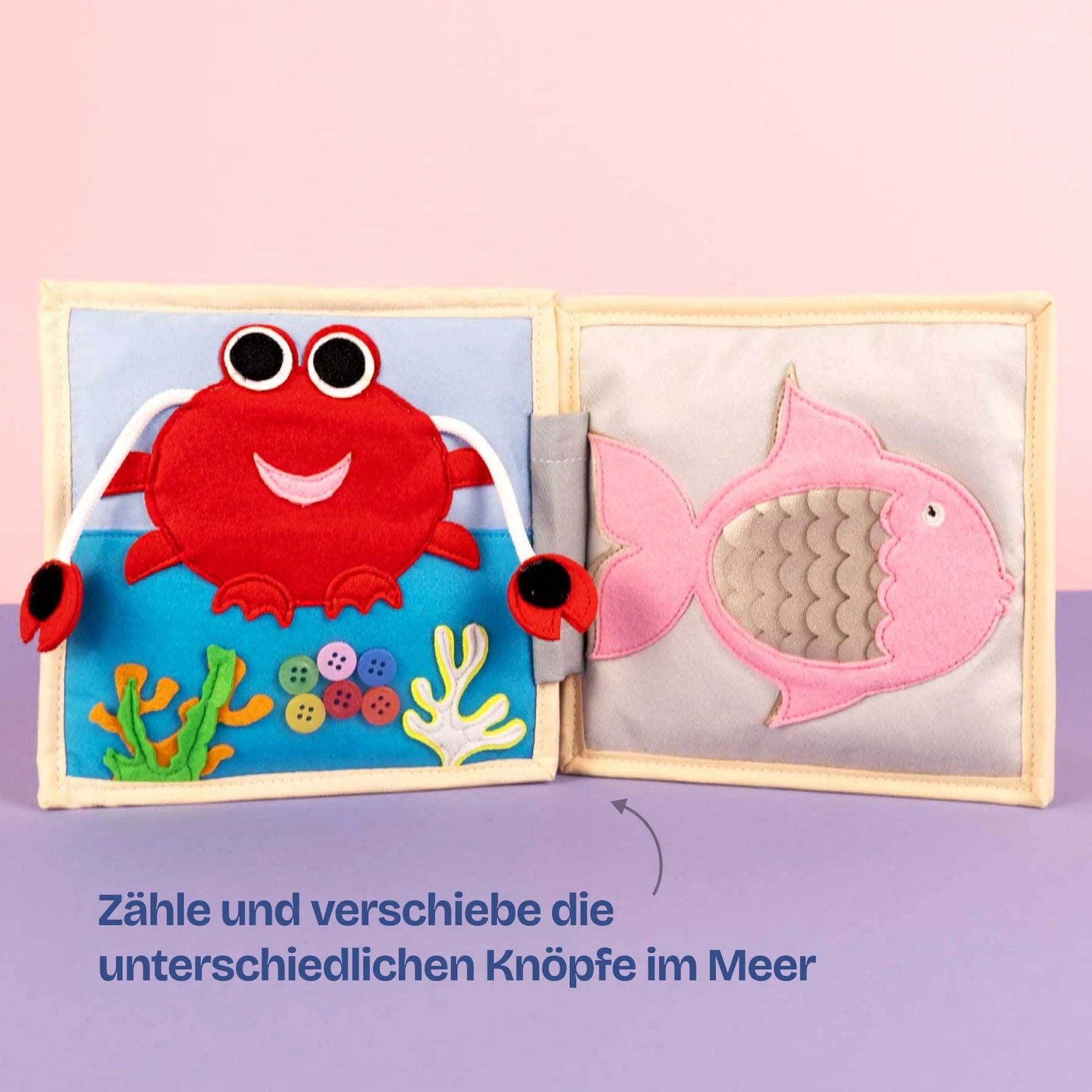 Das&nbsp;Mini Quiet Book "Happy Sheep" von Jolly Designs ist ideal für Babys ab 4 Monaten. Handgefertigt aus kinderfreundlichen und OEKO-TEX® zertifizierten Materialien, bietet dieses Buch sicheren, sensorischen Spielspaß und unterstützt dabei die frühkindliche Entwicklung.

Mit seiner hochwertigen Verarbeitung und liebevollen Gestaltung überzeugt es auf ganzer Linie.