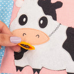 Eine stille Entdeckungsreise für kleine Hände: Mit knisterndem Elefantenohr, sanft klingelnder Kuhglocke und flauschigem Pinguinbauch lädt dieses liebevoll gestaltete Spielbuch Babys ab etwa 6 Monaten dazu ein, mit allen Sinnen zu erkunden. Ganz nebenbei werden dabei Feinmotorik, auditive Wahrnehmung und sensorische Integration gefördert – spielerisch und ohne Reizüberflutung.

Hochwertig von Hand gefertigt aus schadstofffreien, zertifizierten Materialien, ist es robust, weich und sicher – ideal für zuhause