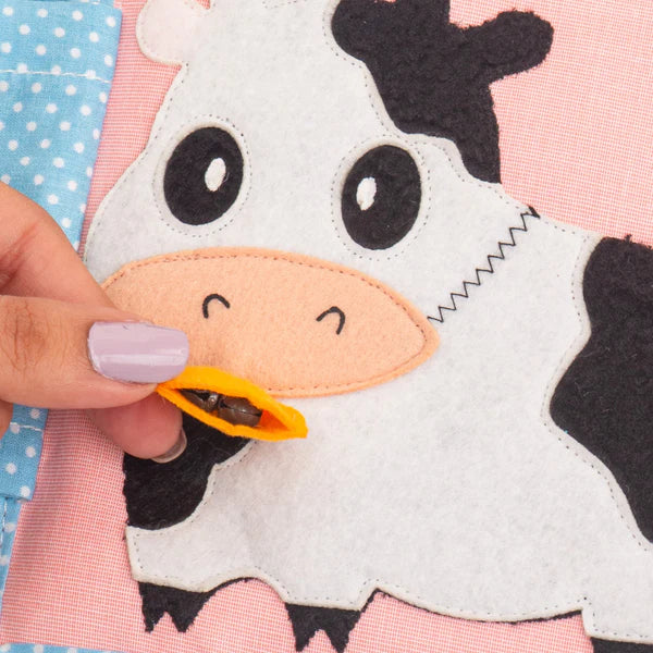 Eine stille Entdeckungsreise für kleine Hände: Mit knisterndem Elefantenohr, sanft klingelnder Kuhglocke und flauschigem Pinguinbauch lädt dieses liebevoll gestaltete Spielbuch Babys ab etwa 6 Monaten dazu ein, mit allen Sinnen zu erkunden. Ganz nebenbei werden dabei Feinmotorik, auditive Wahrnehmung und sensorische Integration gefördert – spielerisch und ohne Reizüberflutung.

Hochwertig von Hand gefertigt aus schadstofffreien, zertifizierten Materialien, ist es robust, weich und sicher – ideal für zuhause